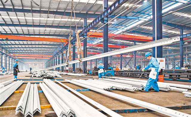 江津 钢结构制造企业订单饱和，生产车间一片繁忙景象